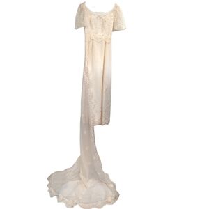 Dreamy Vintage Bridal Wedding Gown With Lace Appliques